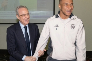 DB电竞APP-将对阵阿森纳！皇马主席弗洛伦蒂诺赛前和球员会面并致意