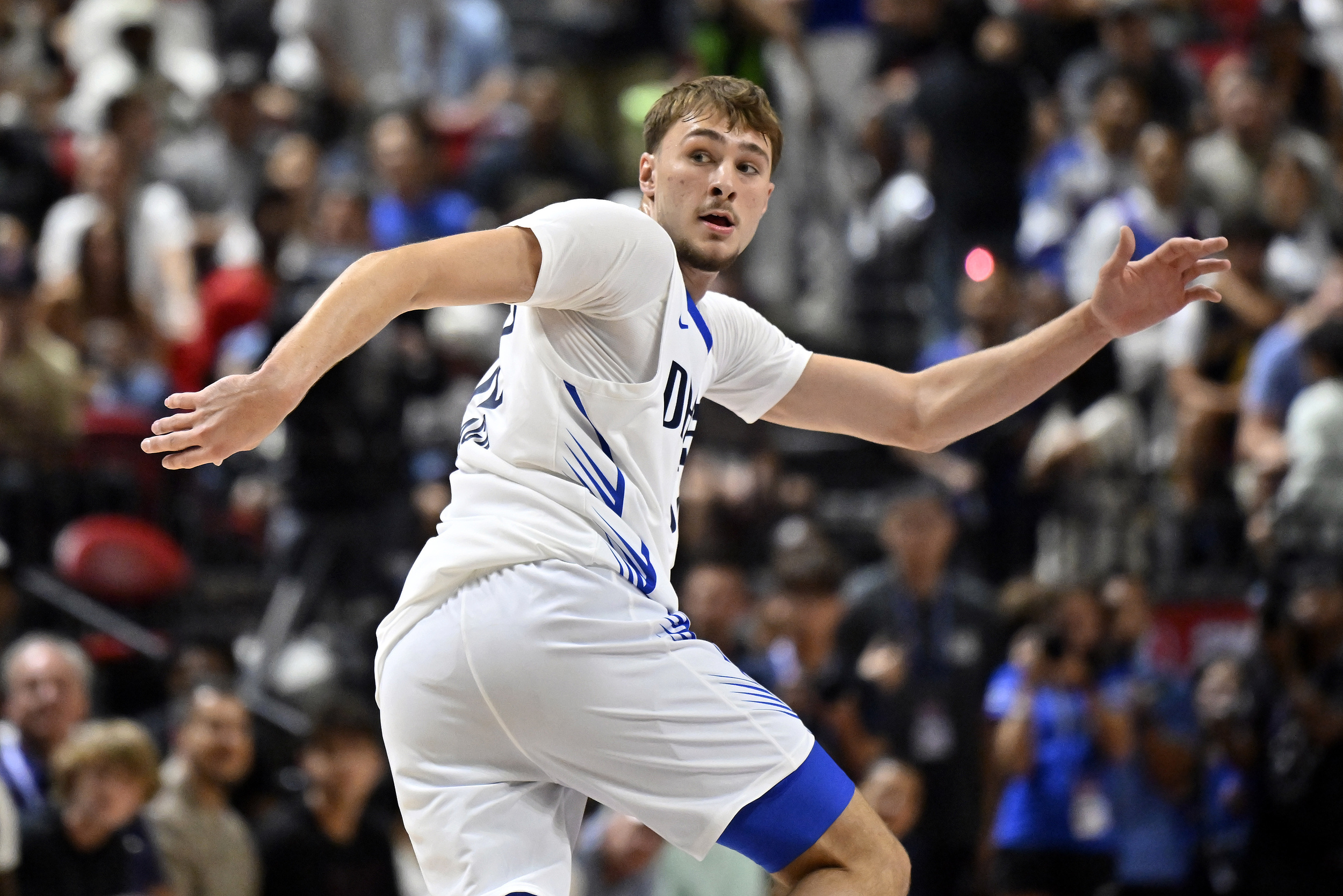 DB电竞平台-不用慌！媒体晒出文班与弗拉格首秀数据对比，弗拉格要更好一些